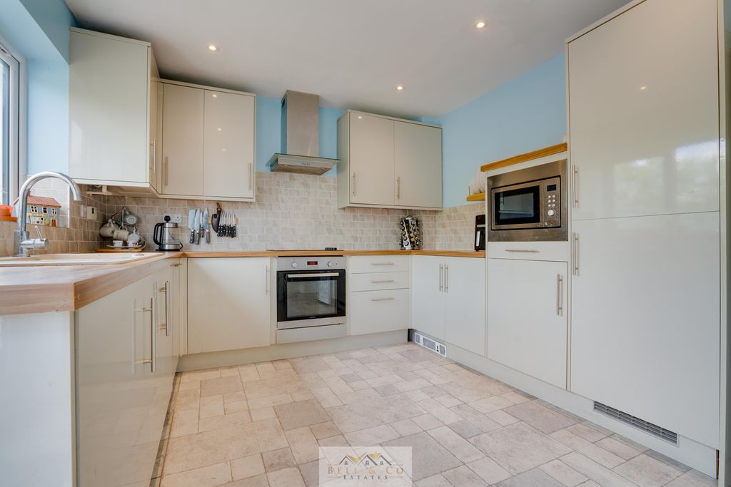 Property photo 2 of 28