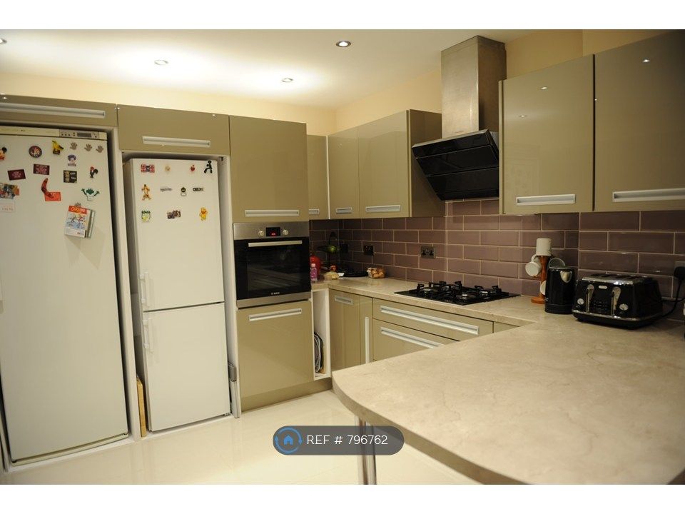 Property photo 3 of 9 Shared Kitchen