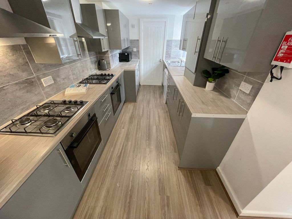 Property photo 2 of 12 16 Kennsington(5)