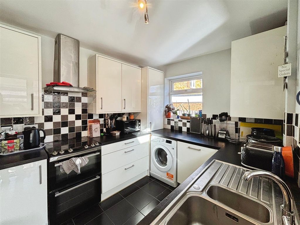 Property photo 2 of 21 77Bd8d7F-Photo 2010-22-25 2C 2014 2021 2029.Jpg