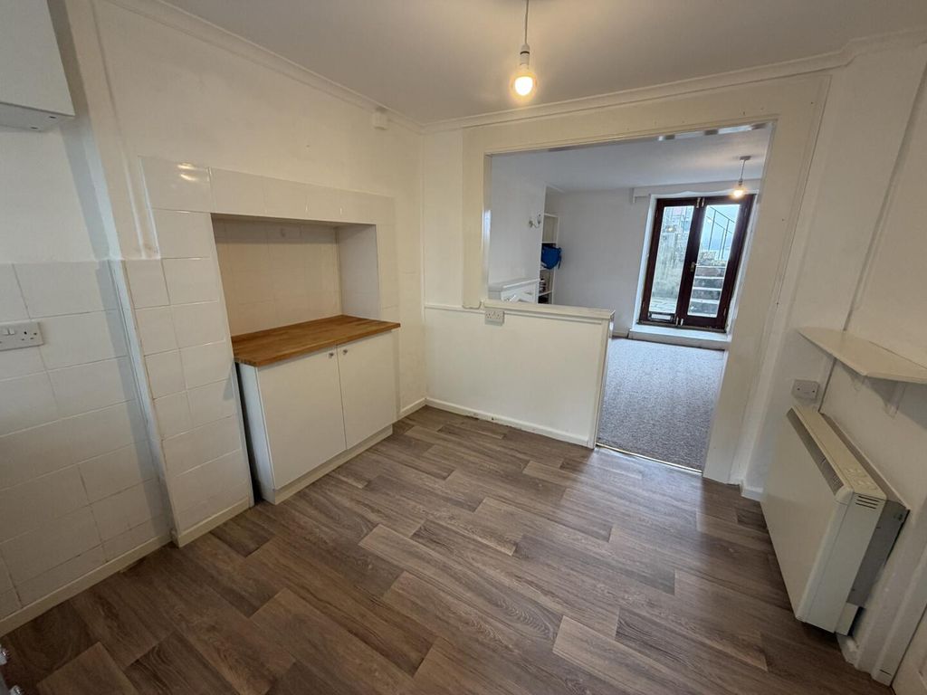 Property photo 3 of 9 Kitchen