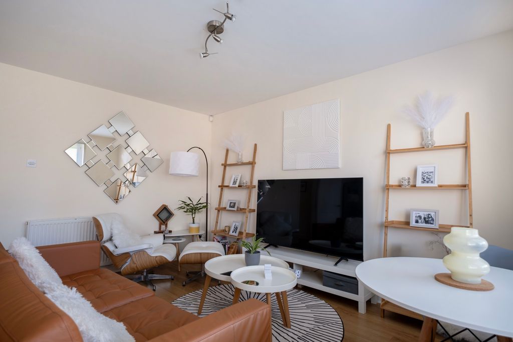 Property photo 3 of 28