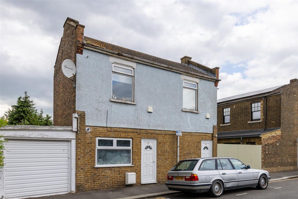 Property photo 1 of 13 Suffolk Park Road, E17