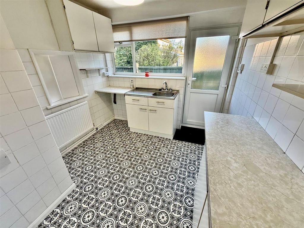 Property photo 3 of 11 Kitchen