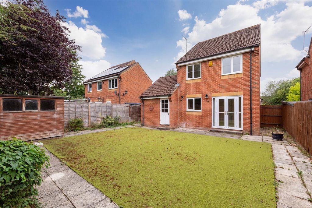 Property photo 3 of 16 51 Copse Close-4.Jpg