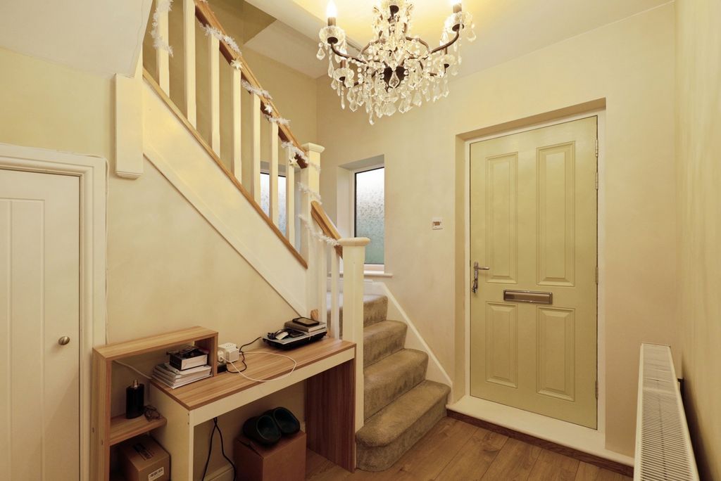 Property photo 2 of 16 Hallway