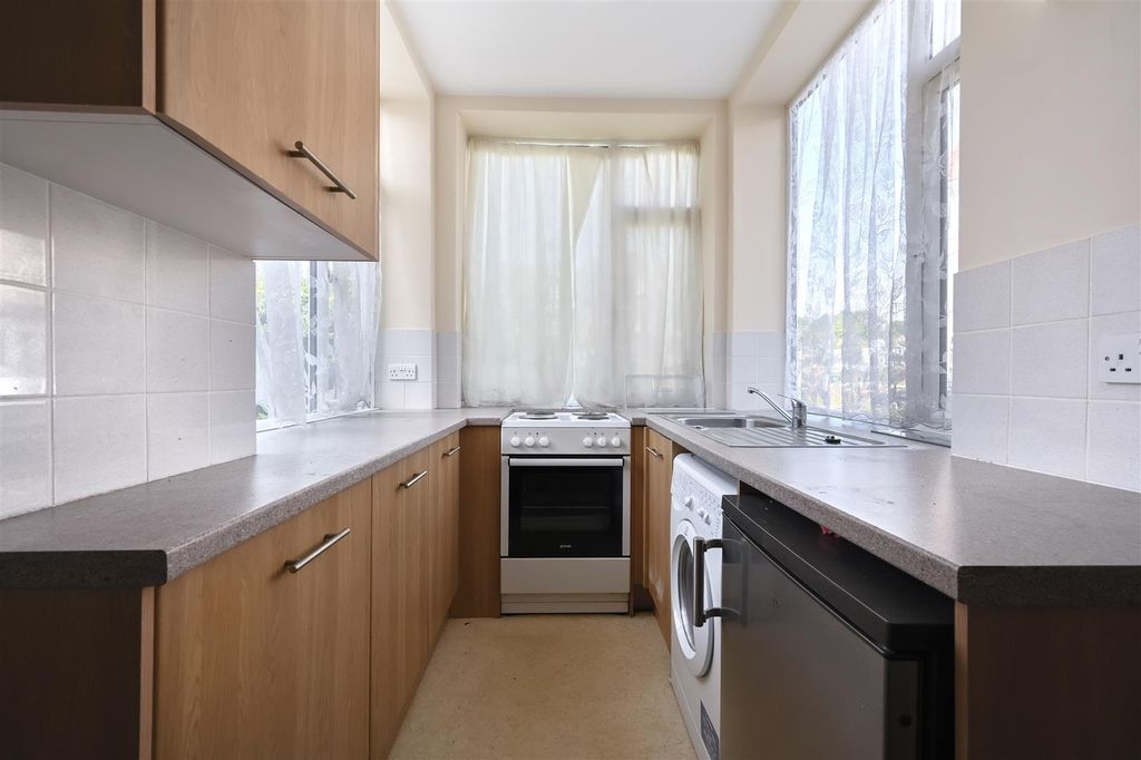Property photo 3 of 15 Flat 2 Bedford Lodge - Tn401Pr - Photos (3).Jpg
