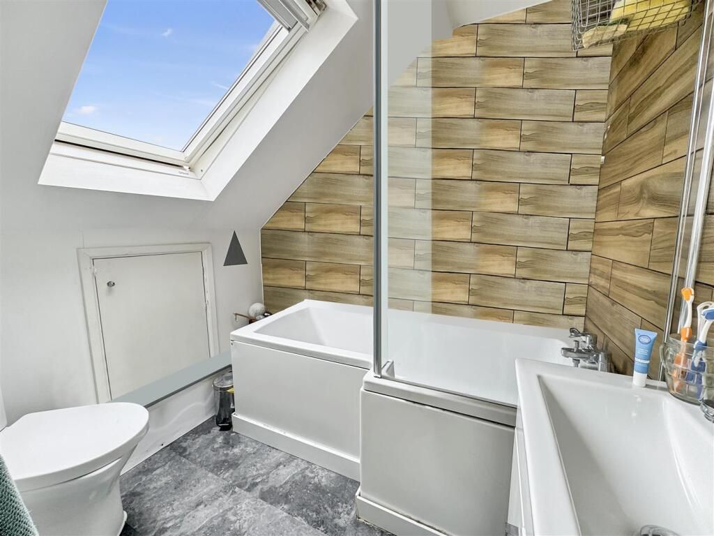 Property photo 3 of 18 Bathroom.Jpeg