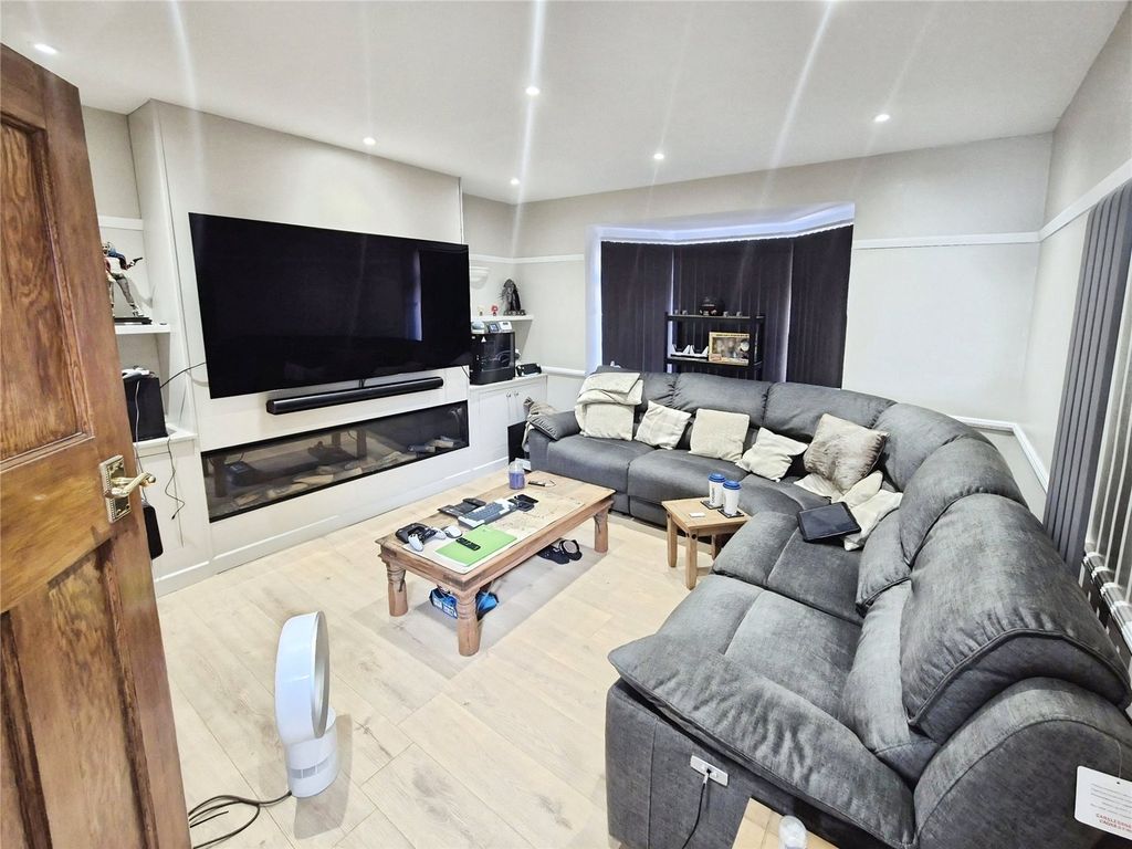 Property photo 3 of 15 Lounge