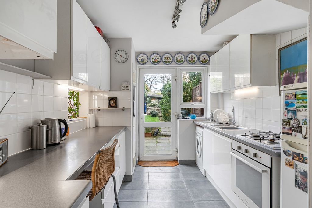 Property photo 3 of 18 Kitchen