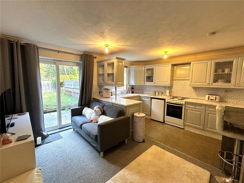 Property photo 2 of 11 Living Room/Kitchen