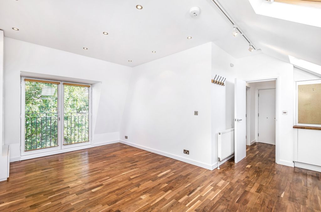 Property photo 2 of 13 780770 (2)