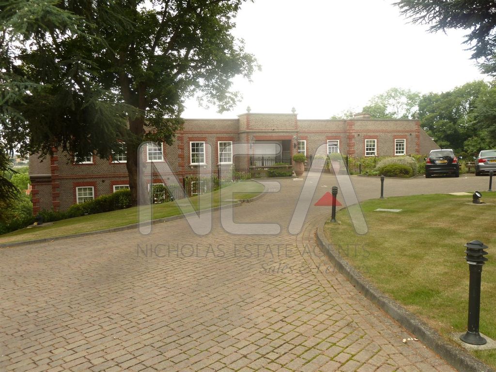 Property photo 1 of 14 Entrance Driveway