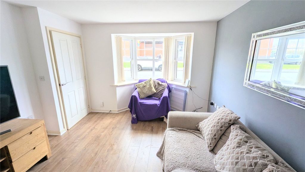 Property photo 3 of 16 Lounge