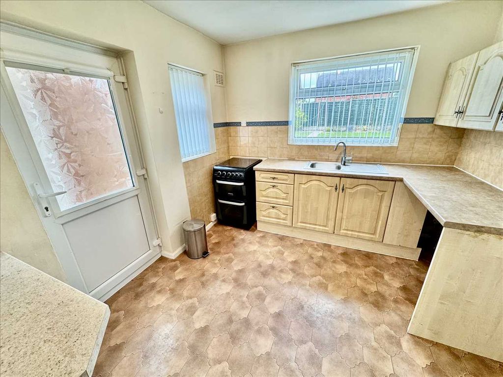 Property photo 3 of 10 Kitchen