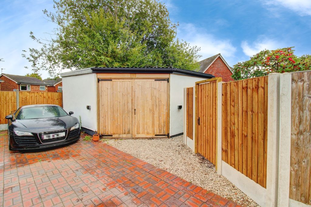 Property photo 3 of 26 Garage & Garden Gate