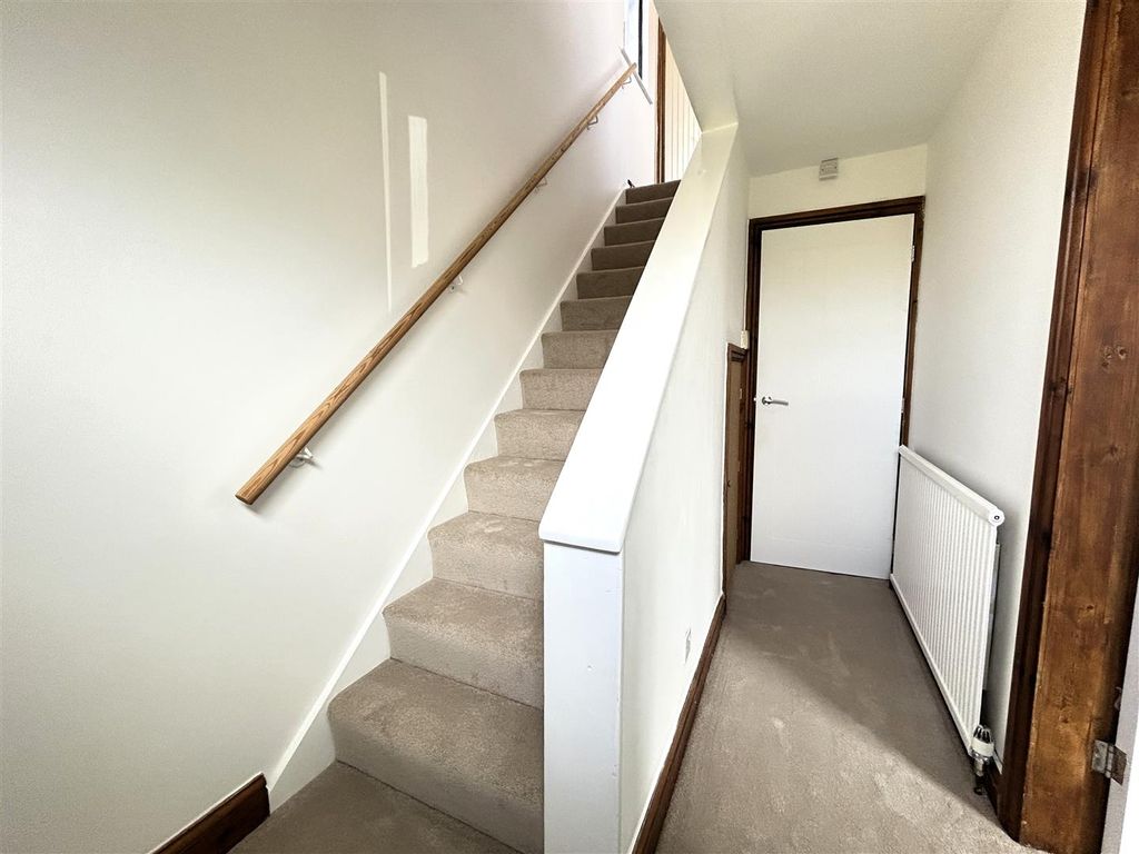 Property photo 2 of 14 Hallway