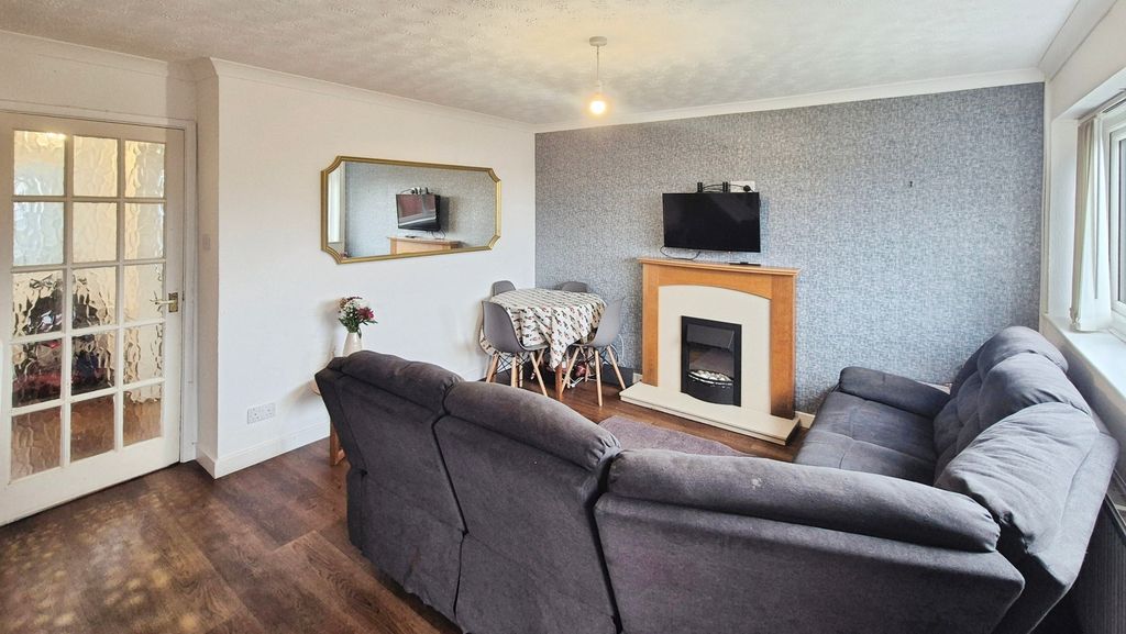 Property photo 3 of 12 Lounge