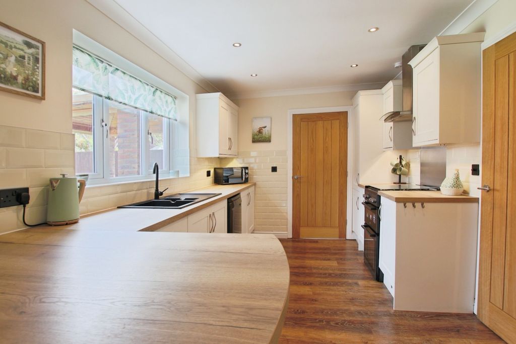 Property photo 2 of 23 4239443