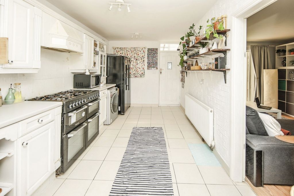 Property photo 2 of 17 Photo