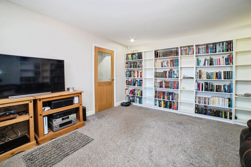 Property photo 3 of 12 Lounge