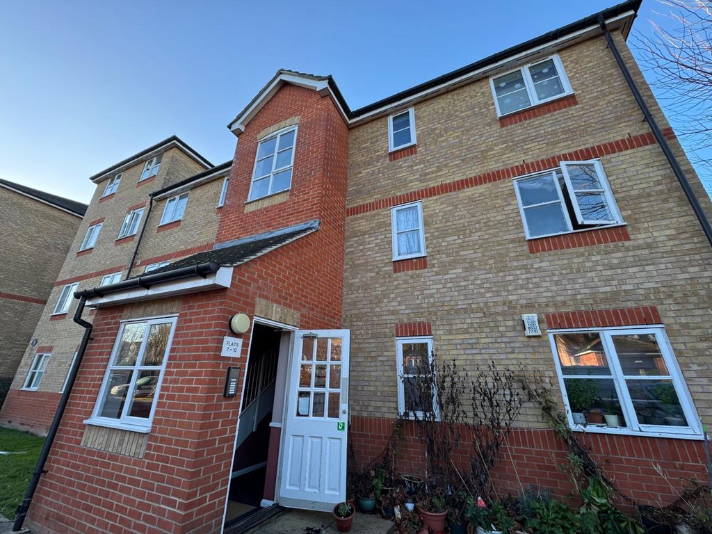 Property photo 1 of 6 2 Bedroom 1st Floor Flat In Enfield, En3