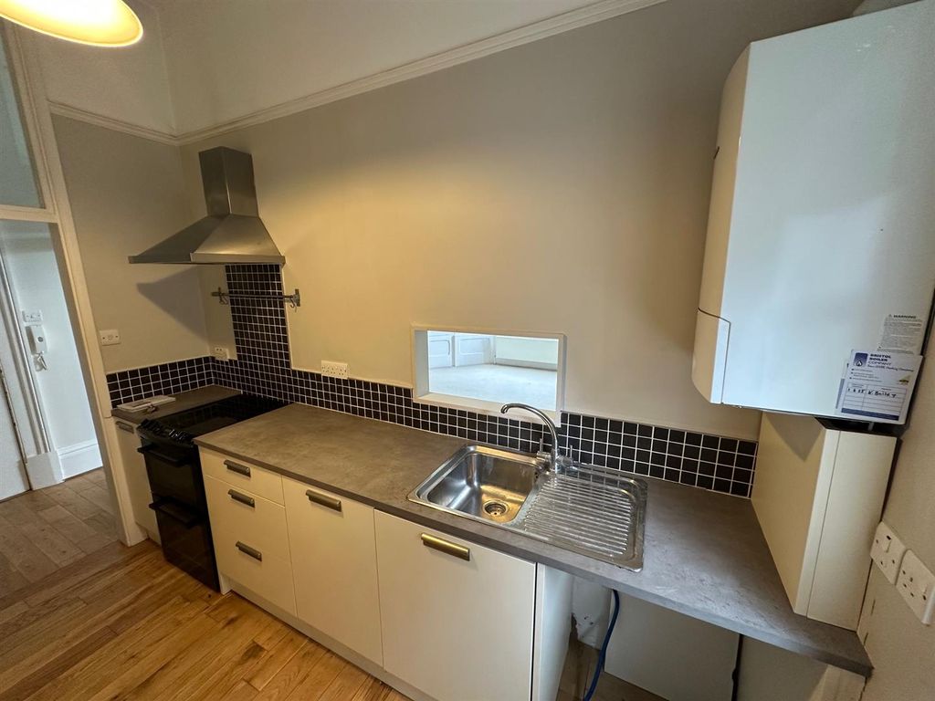 Property photo 3 of 7 Kitchen