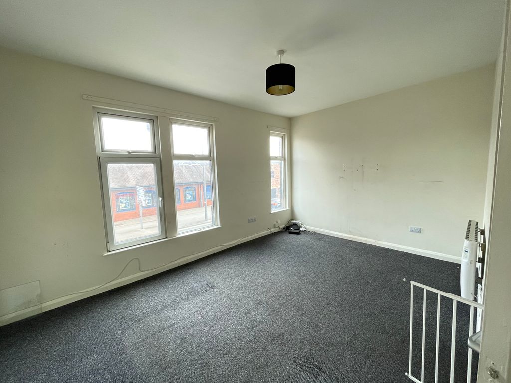 Property photo 3 of 17 Living Room