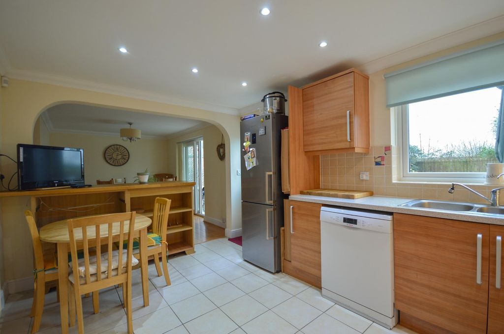 Property photo 3 of 11 Kitchen
