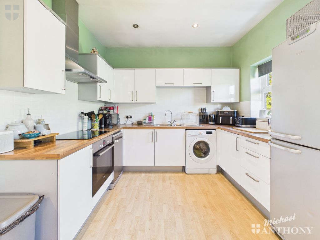 Property photo 3 of 16 Cam03852G0-Pr0647-Still021