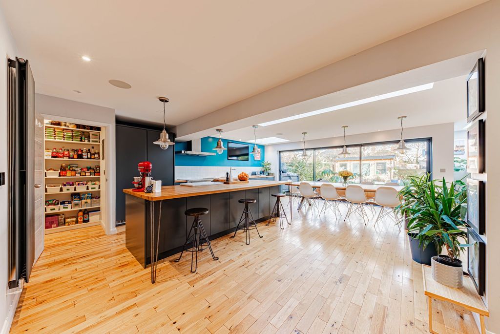 Property photo 2 of 28 Living Room/Dining Room/Kitchen (1)