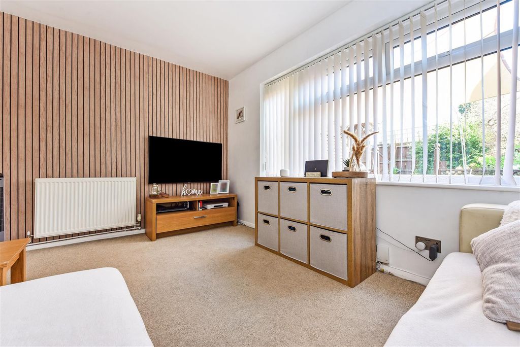 Property photo 2 of 19 Lounge