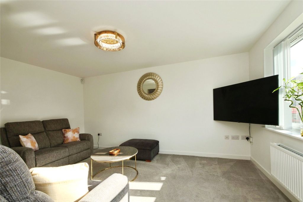 Property photo 3 of 20 Lounge