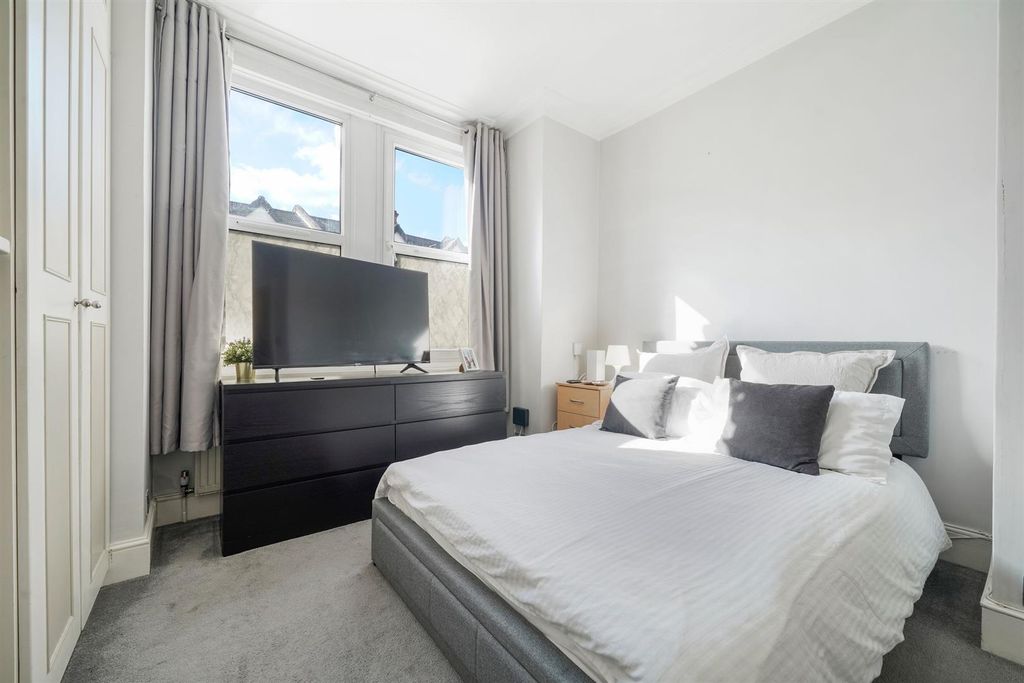 Property photo 3 of 11 High Ceilings In Double Bedroom Into Bay Window