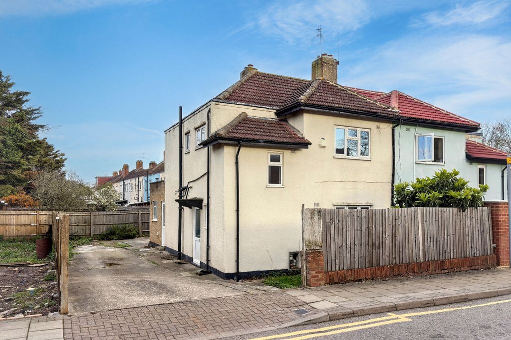 Property photo 1 of 19 32 Pitfield Way, Willesden, London Nw10 0Pr