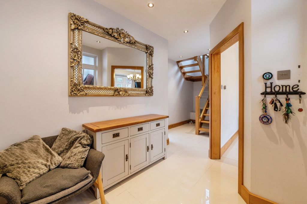 Property photo 3 of 20 Entrance Hall