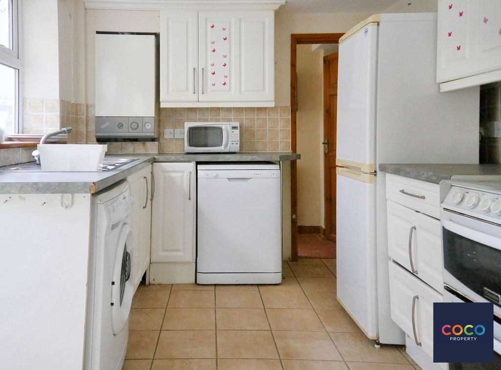 Property photo 3 of 8 Kitchen