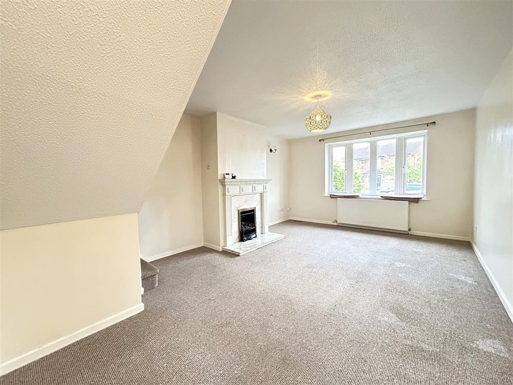 Property photo 3 of 13 Lounge