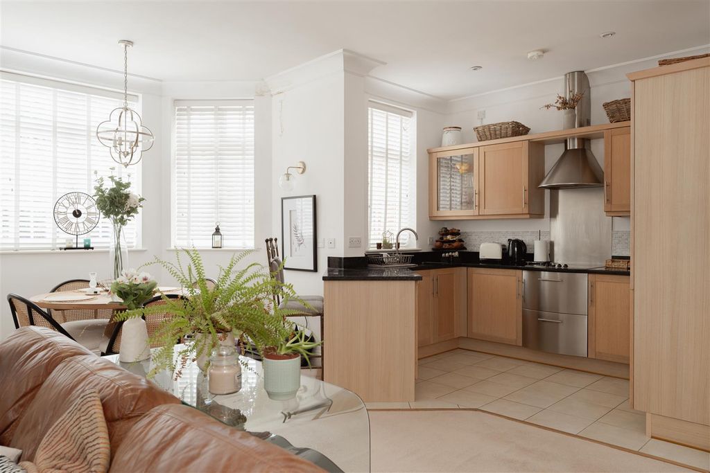 2 bed flat for saleFlanchford Road, Reigate RH2