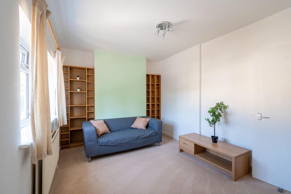 Property photo 3 of 8 102A Lymore Avenue-4.Jpg