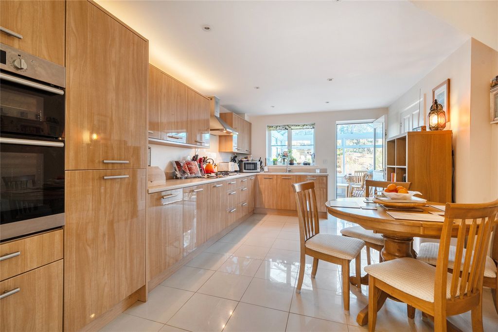 Property photo 2 of 25 Kitchen/Breakfast