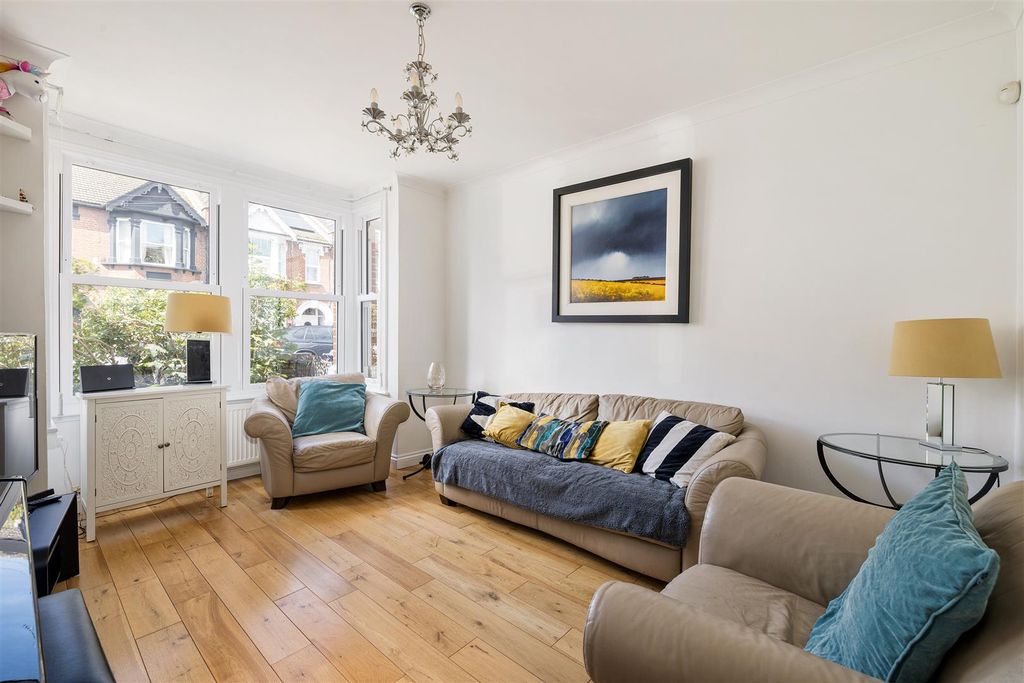 Property photo 2 of 31 Peterborough Road, E10