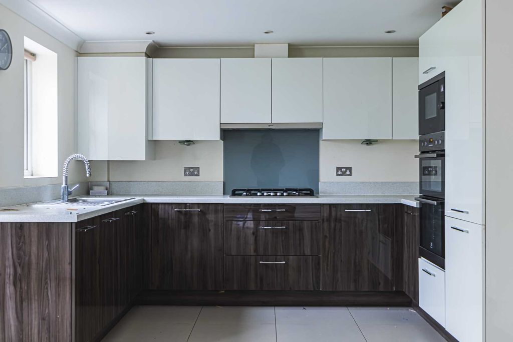 Property photo 3 of 8 Photo