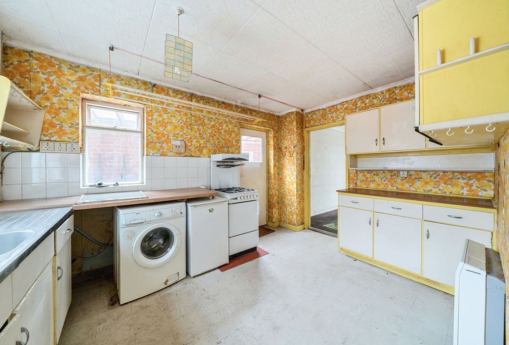 Property photo 2 of 9 1315923-21-685Bd9...