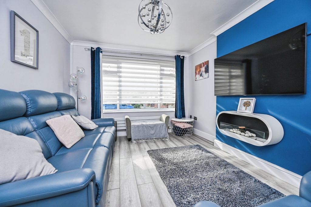 Property photo 3 of 15 Lounge