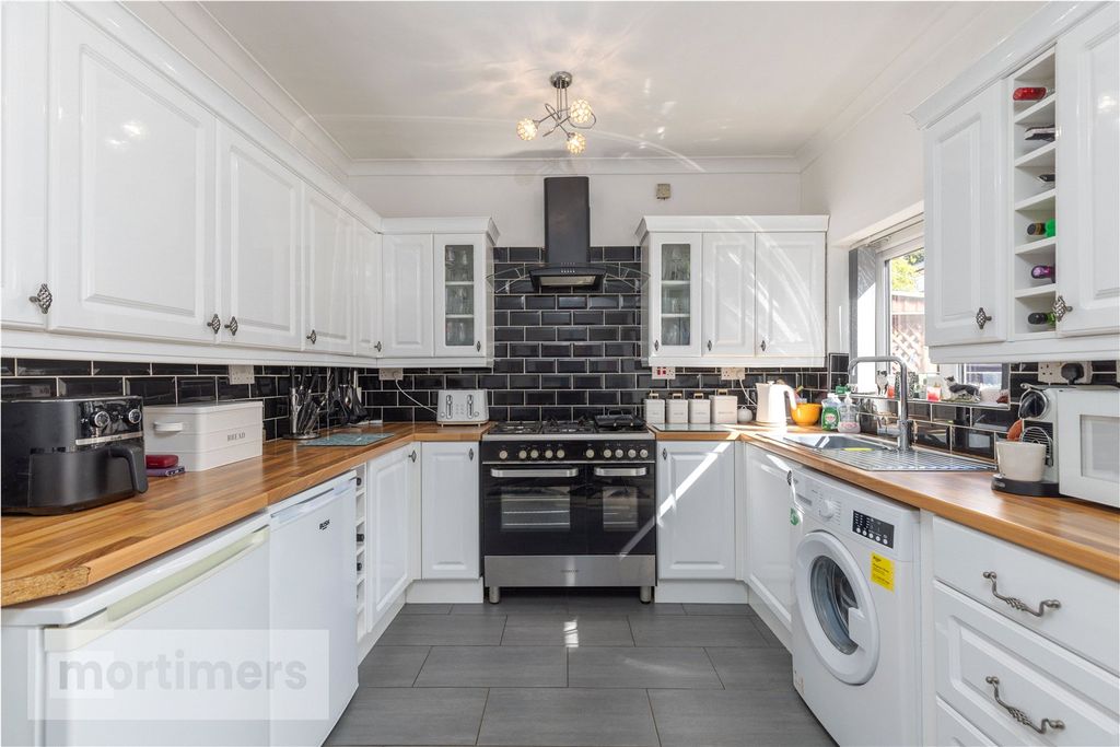 Property photo 2 of 21 Kitchen