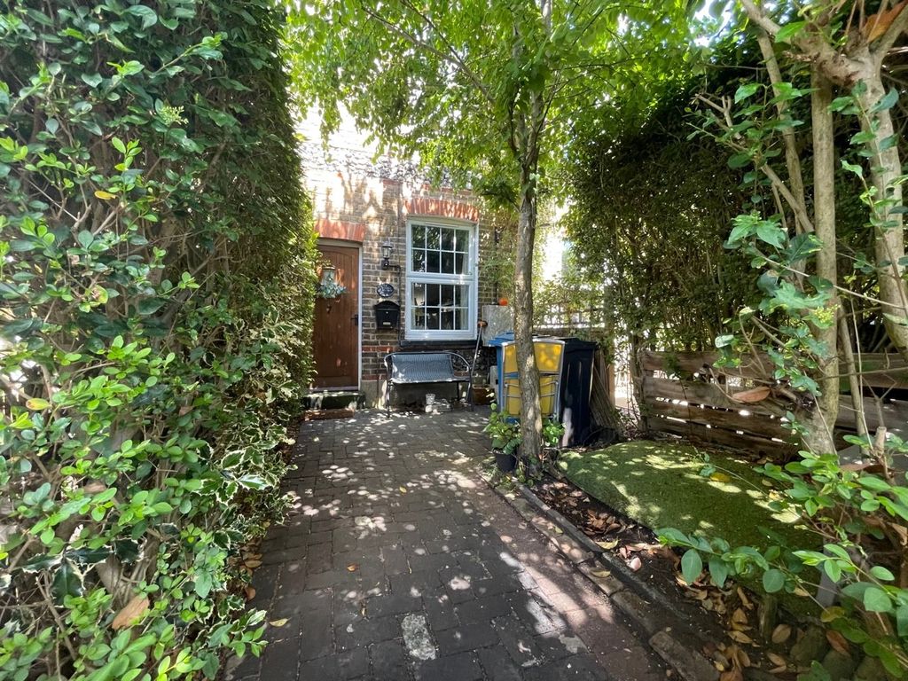 Property photo 1 of 7 Front Gard
