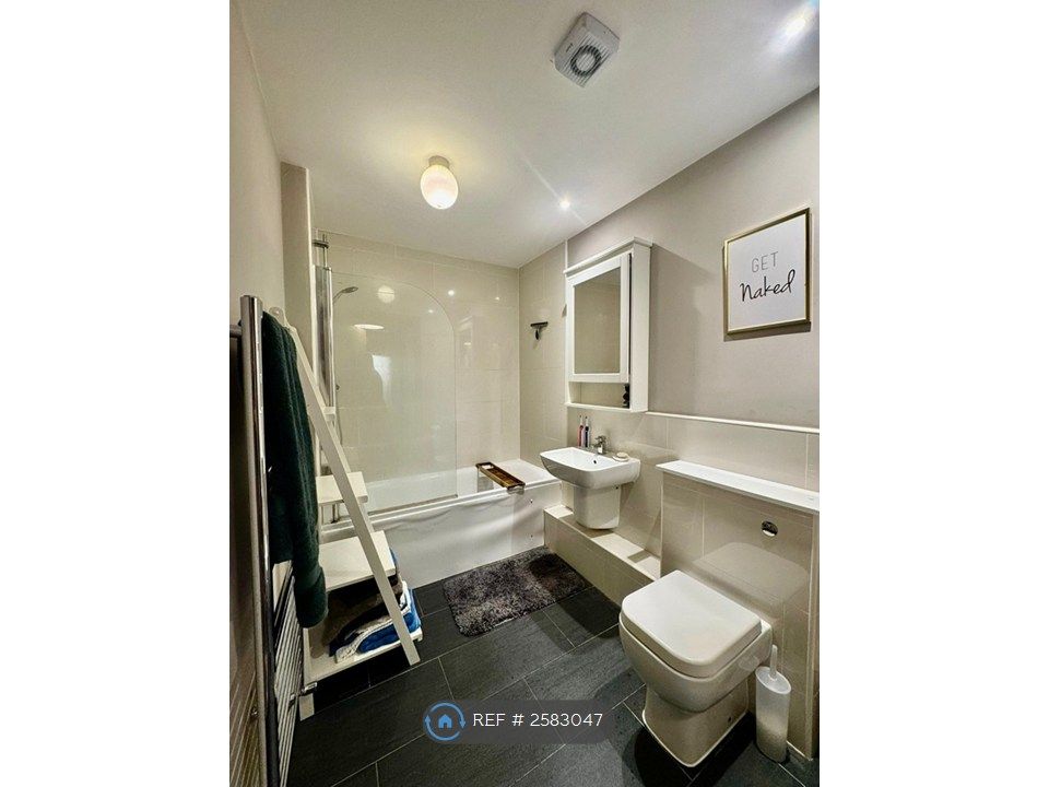 Property photo 2 of 10 Bathroom