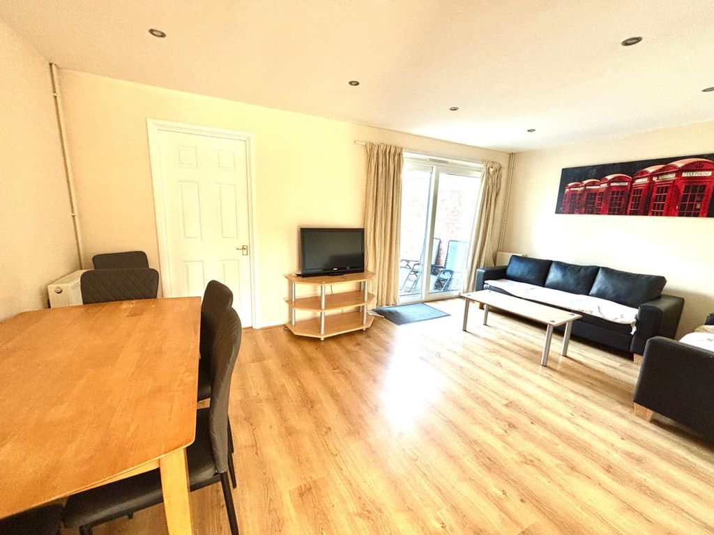 Property photo 2 of 11 Lounge