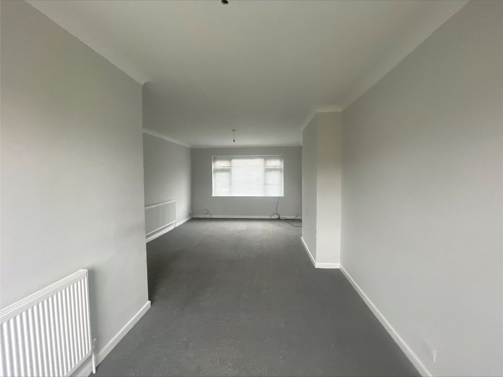 Property photo 3 of 7 Dining / Living Area